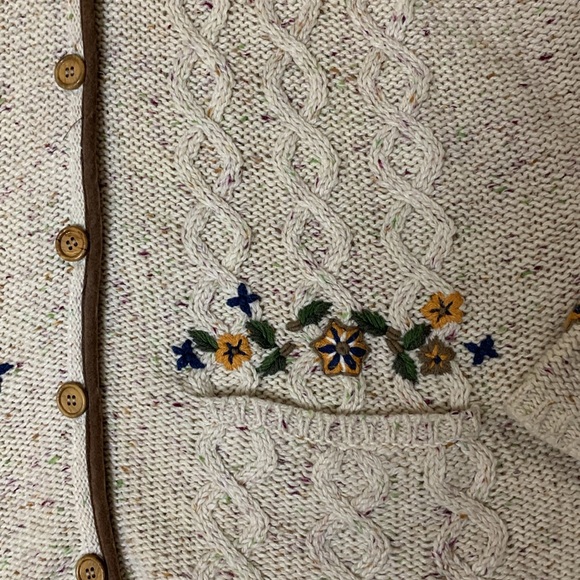SALE Vintage hand embroidered cable knit cardigan with wooden buttons oversized - Picture 4 of 11